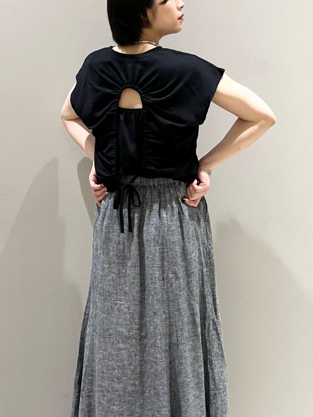 「LEPSIM、レプシィム(LEPSIM)、夏だ！Tシャツ着よう！、マーメイドスカート、リネン、モノトーン、夏コーデ、休日スタイル、お出かけコーデ、バックデザイン、サンダル、リネンスカート、大人カジュアル、プチプラ、シンプルコーデ」｜「LEPSIMのリネン混マーメイドスカート　908508（スカート、ブルー系）」を使った、エムアイさん（レディース・162cm）の夏コーディネートの7枚目の写真