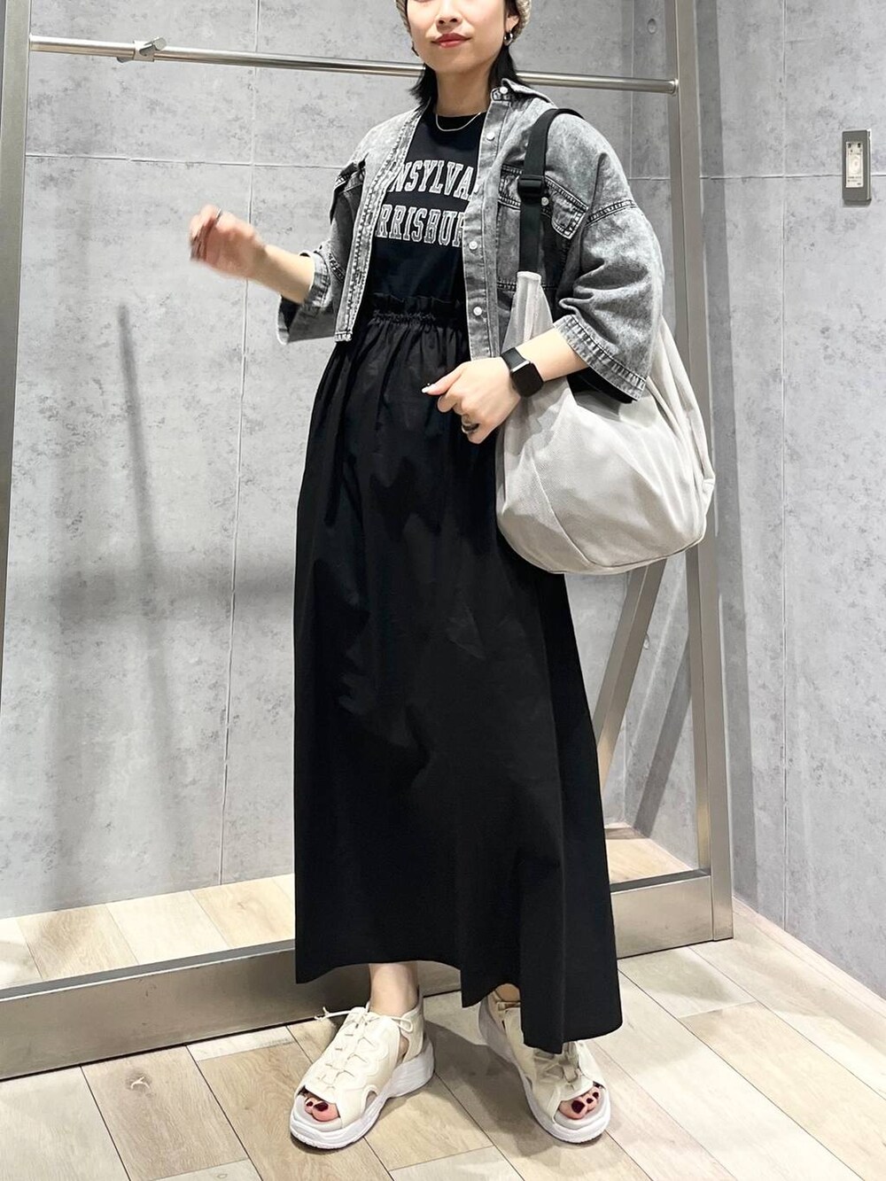 「モノトーン、カジュアル、モード、ベーシック/シンプル、デート/ロマンティック、楽ちんコーデ、女子会、きれいめカジュアル_LEPSIM、LEPSIM、ワンピース、デニムジャケット、シャツ、シャツスタイル、サンダル、ニット帽」｜「LEPSIMのゼロカルスポーツサンダル　105132（サンダル、ホワイト系）」を使った、エムアイさん（レディース・162cm）の春コーディネートの6枚目の写真