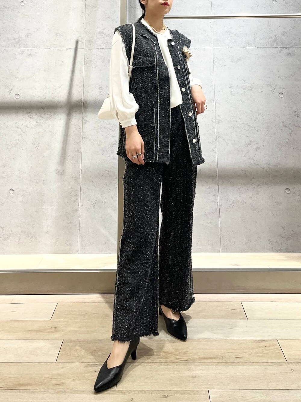 ホワイト系のシャツ/ブラウス、ブラック系のパンプス、ホワイト系のショルダーバッグを着用したレディースの冬コーディネートの5枚目の写真