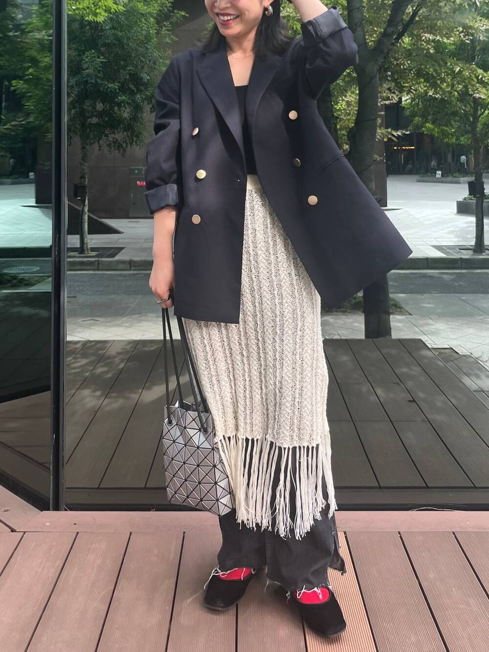 ブルー系のテーラードジャケット、ブラック系のバレエシューズ、ブラック系のデニムパンツを着用したレディースの秋コーディネートの2枚目の写真