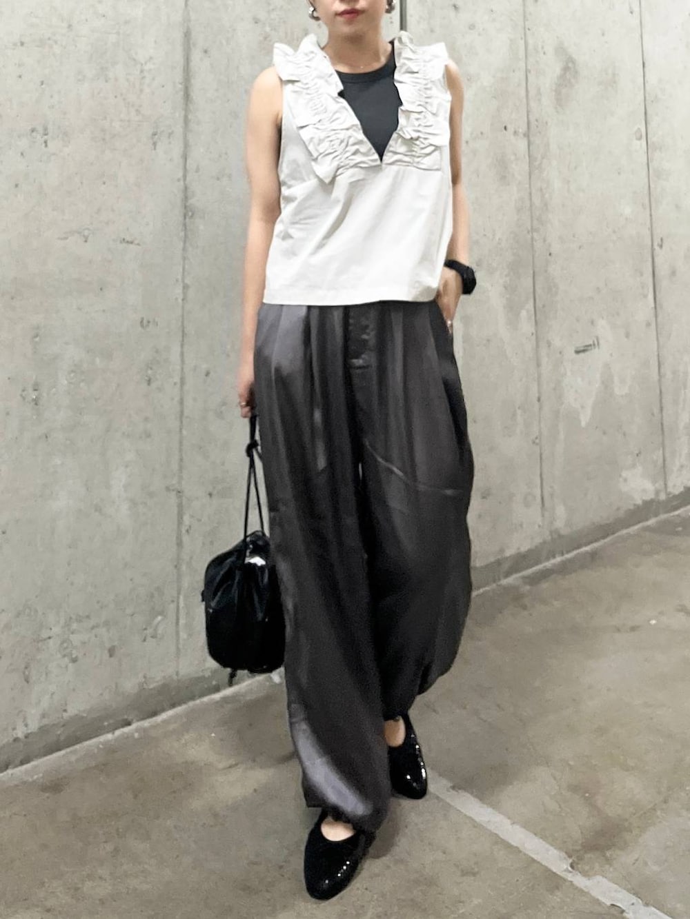 グレー系のその他パンツ、ブラック系のバレエシューズ、グレー系のタンクトップを着用したレディースの夏コーディネートの2枚目の写真