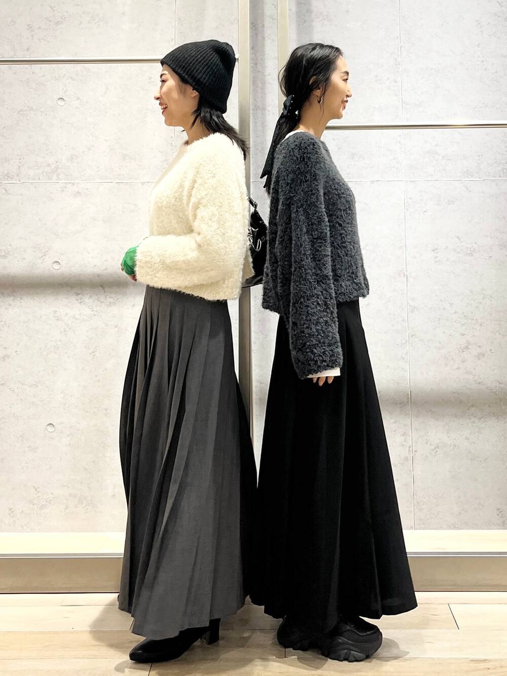 ブルー系のショルダーバッグ、ブラック系のTシャツ/カットソー、ブラック系のブーツを着用したレディースの秋コーディネートの3枚目の写真