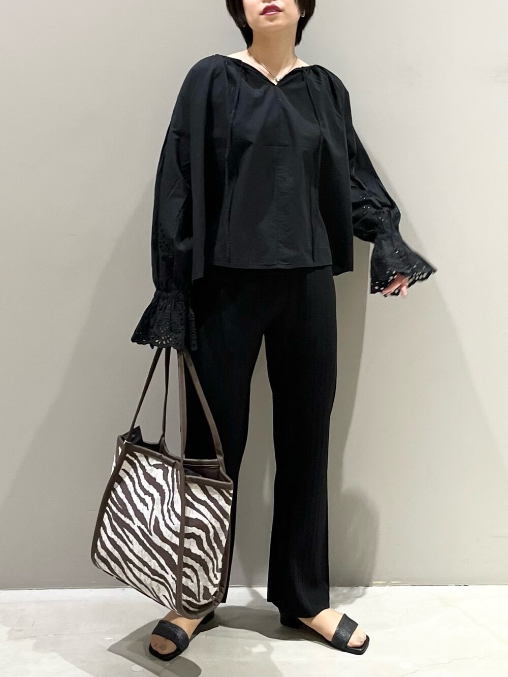 「LEPSIM、レプシィム(LEPSIM)、レース、刺繍、刺繍ブラウス、スカラップ、ニットパンツ、サンダル、トートバッグ、オールブラック、ワントーンコーデ、ゼブラ柄、夏コーデ、秋コーデ、モノトーン」｜「LEPSIMの刺繍レースブラウス　177285（シャツ/ブラウス、ブラック系）」を使った、エムアイさん（レディース・162cm）の夏コーディネートの4枚目の写真