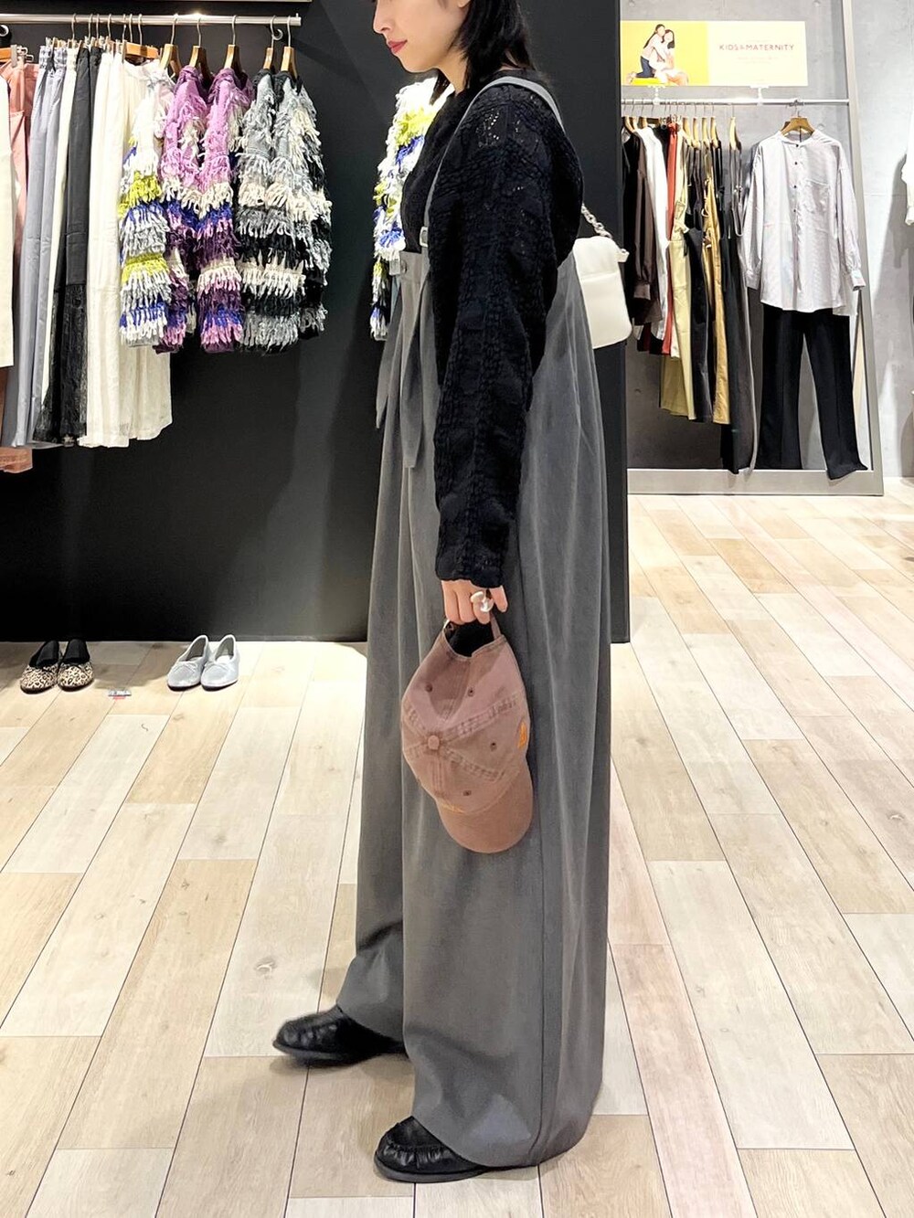 ホワイト系のショルダーバッグ、ブラック系のTシャツ/カットソー、ブラック系のローファーを着用したレディースの秋コーディネートの7枚目の写真