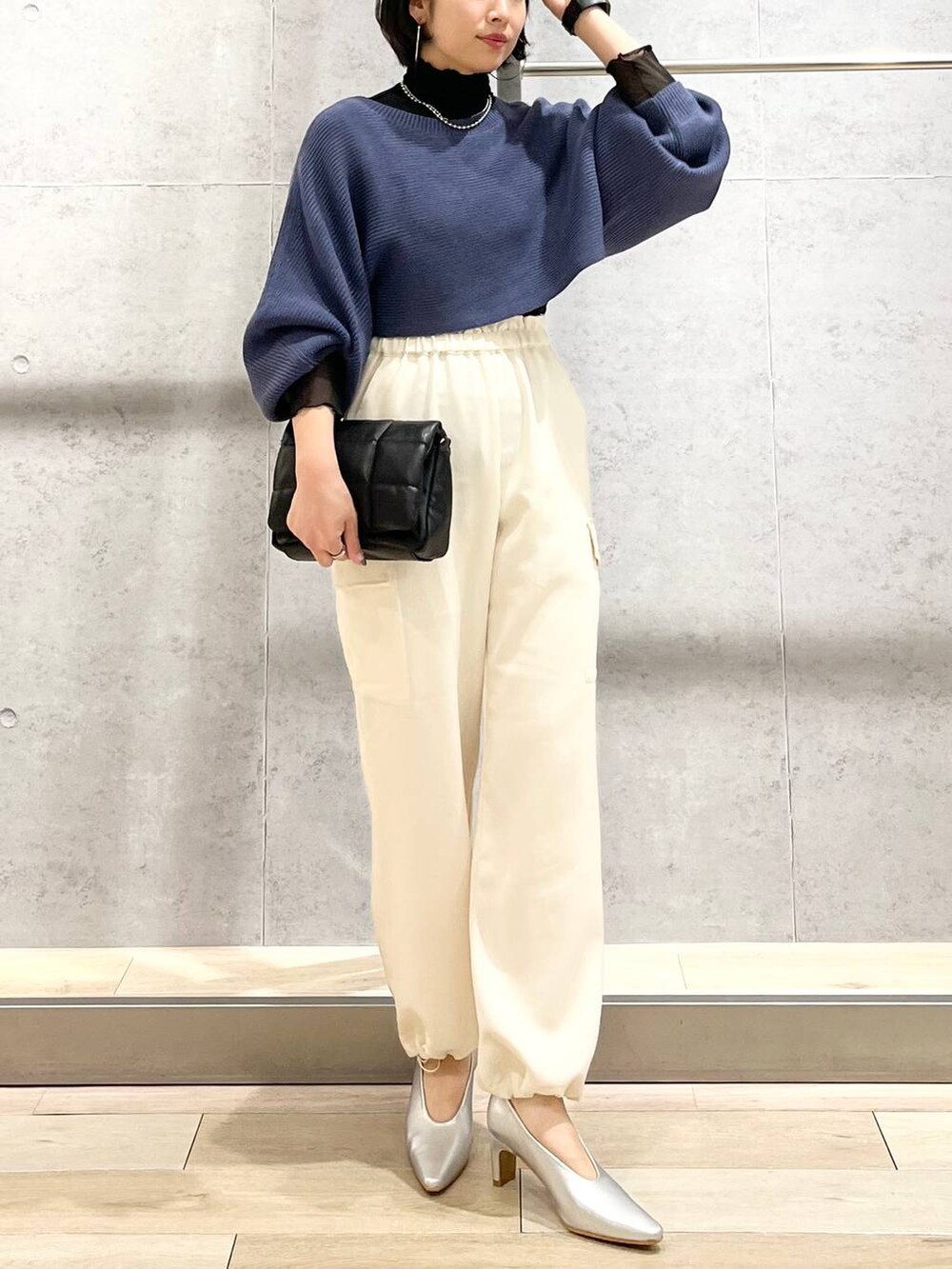 ブルー系のワンピース、ブラック系のTシャツ/カットソー、ブラック系のショルダーバッグを着用したレディースの秋コーディネートの3枚目の写真