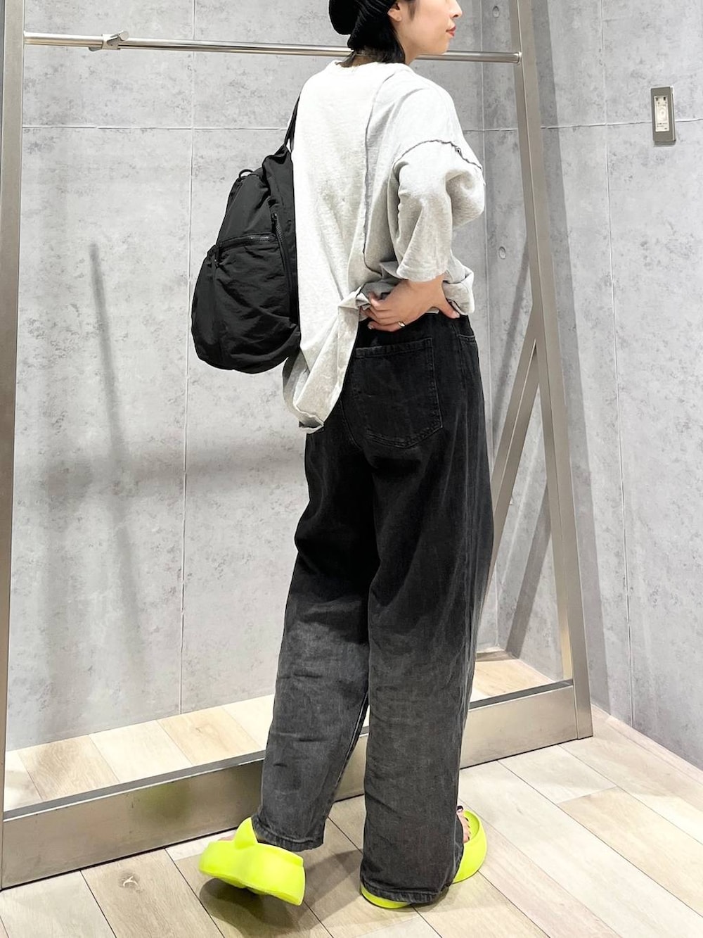 「バッグ、カジュアル、モード、ベーシック/シンプル、デート/ロマンティック、楽ちんコーデ、女子会、きれいめカジュアル_LEPSIM、LEPSIM、Tシャツ、デニムパンツ、サンダル、ワイドパンツ、ネックレス、ニット」｜「LEPSIMのナイロンドロストワンショルダー　103812（ショルダーバッグ、ブラック系）」を使った、エムアイさん（レディース・162cm）の春コーディネートの5枚目の写真