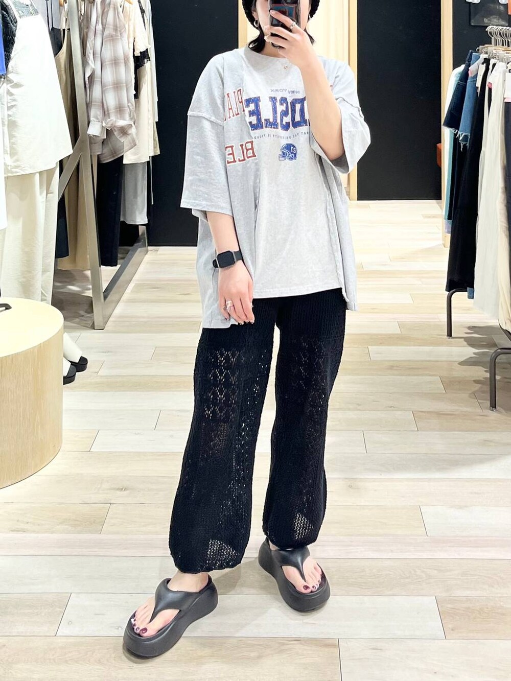 「カジュアル、モード、ベーシック/シンプル、デート/ロマンティック、楽ちんコーデ、女子会、きれいめカジュアル_LEPSIM、LEPSIM、Tシャツ、パンツ、ニット、サンダル、ニット帽、ピアス、春コーデ」｜「LEPSIMのEVA厚底トングサンダル　104667（サンダル、ブラック系）」を使った、エムアイさん（レディース・162cm）の春コーディネートの3枚目の写真