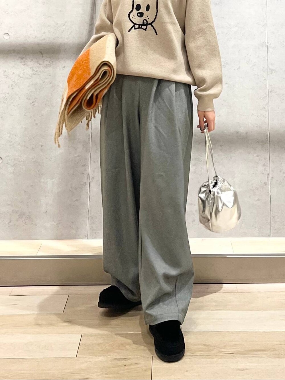 ブラック系のモカシン/デッキシューズ、グレー系のその他パンツ、ベージュ系のニット/セーターを着用したレディースの秋コーディネートの6枚目の写真