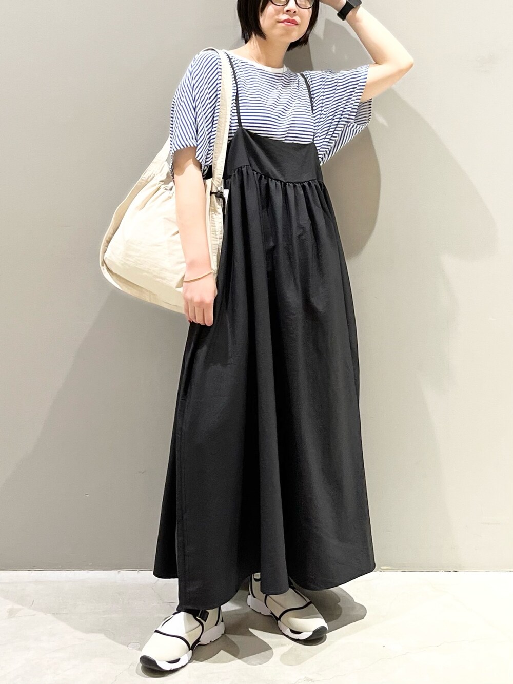 ブラック系のワンピース、ブルー系のTシャツ/カットソー、ホワイト系のショルダーバッグを着用したレディースの秋コーディネートの7枚目の写真