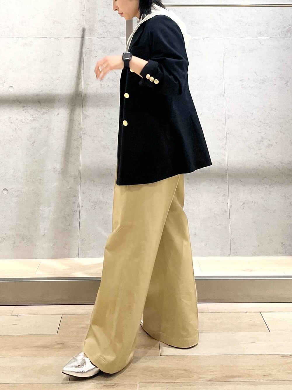 ブルー系のテーラードジャケット、ベージュ系のチノパンツ、ホワイト系のタンクトップを着用したレディースの夏コーディネートの4枚目の写真