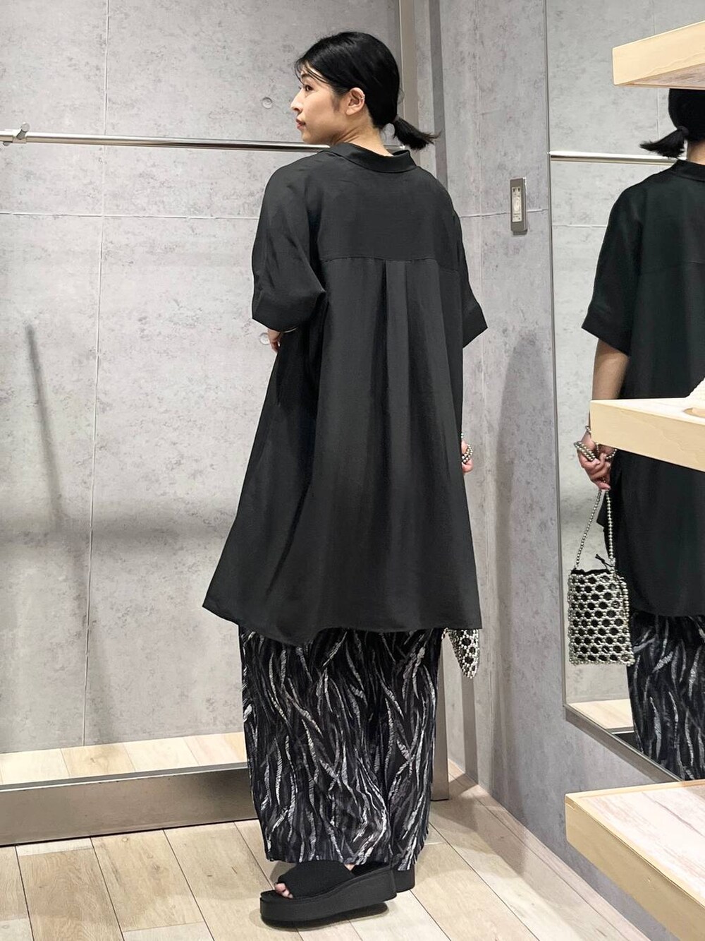 レッド系のTシャツ/カットソー、グレー系のシャツ/ブラウス、ブラック系のその他パンツを着用したレディースの夏コーディネートの3枚目の写真