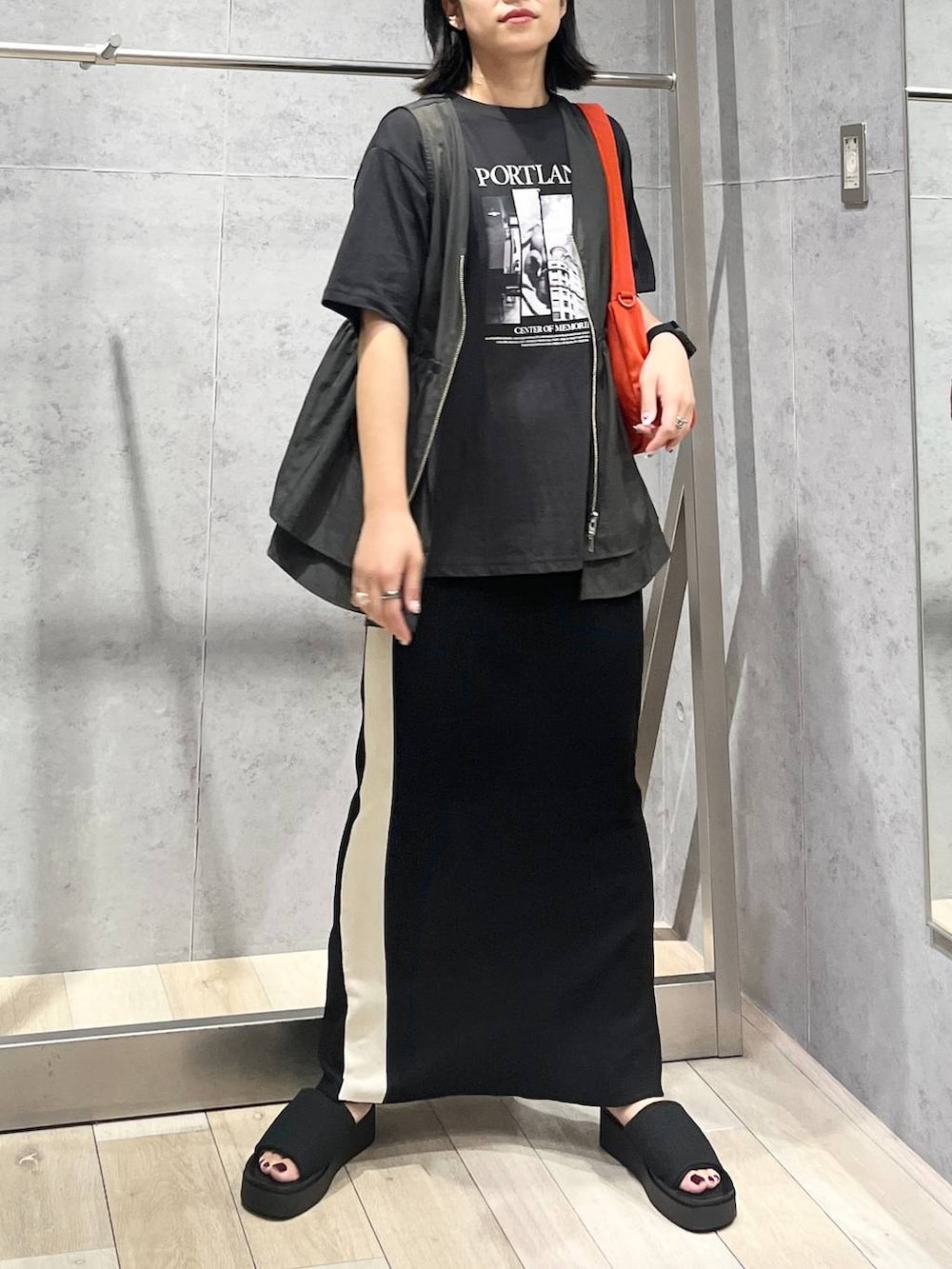 「カジュアル、おでかけ、シンプルコーデ、モード、ベーシック/シンプル、デート/ロマンティック、楽ちんコーデ、夏コーデ、女子会、きれいめカジュアル_LEPSIM、バッグ、LEPSIM、サンダル、ベスト、選べる丈シリーズ_LEPSIM」｜「LEPSIMの14ゲージアソート柄ニットスカート　286165（スカート、ブラック系）」を使った、エムアイさん（レディース・162cm）の夏コーディネートの3枚目の写真