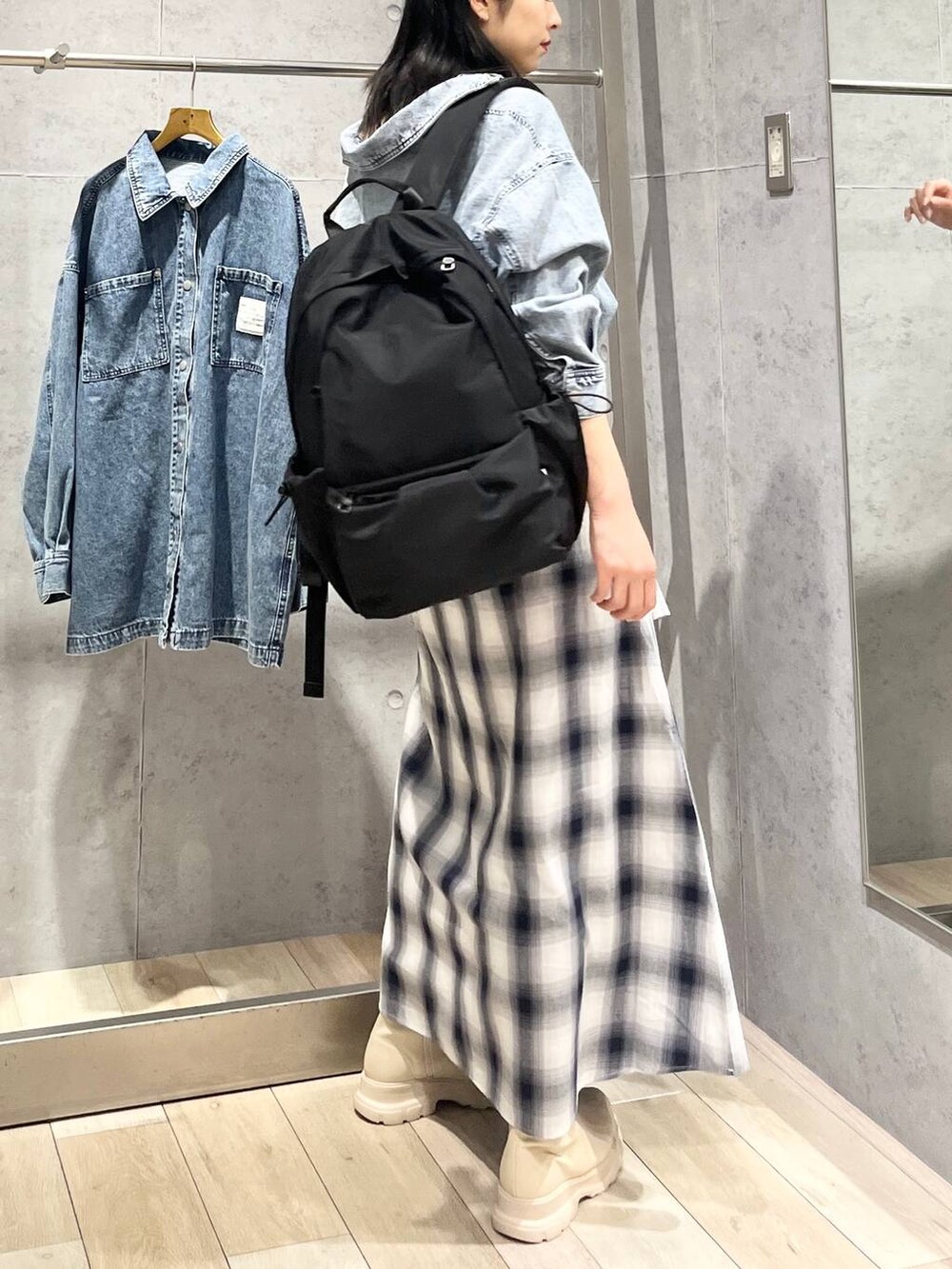 ホワイト系のブーツ、ブルー系のスカート、ブルー系のシャツ/ブラウスを着用したレディースの冬コーディネートの4枚目の写真