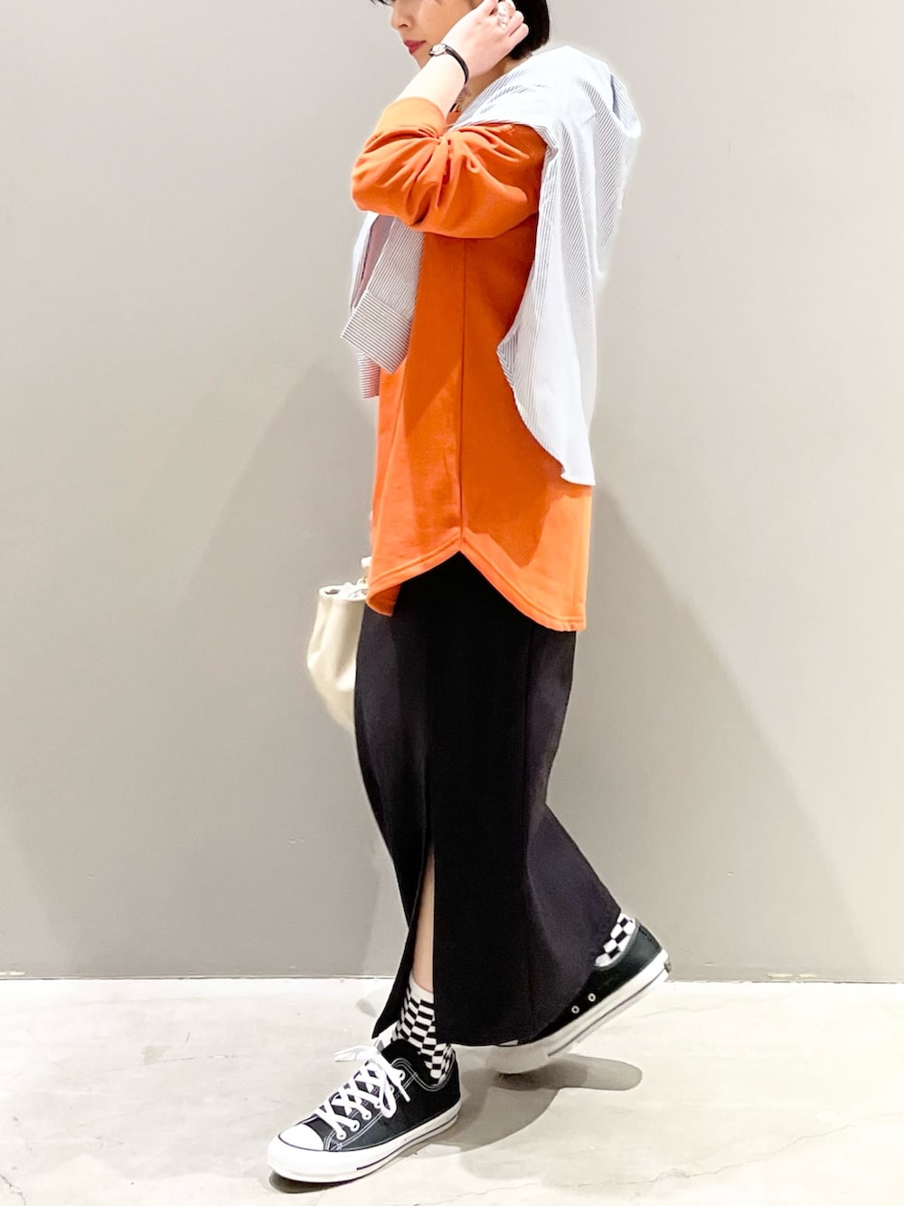 「LEPSIM、レプシィム(LEPSIM)、春服デビュー宣言、ロゴスウェット、シンプルコーデ、きれいめカジュアル、コンバース、シャツ、スリットスカート、春服みてみて、スウェット、肩掛け、オレンジ、チュニック、ビビットカラー」|「LEPSIMのチュニックロゴスウェット(トップス、オレンジ系)」を使った、エムアイさん(レディース・162cm)の春コーディネートの3枚目の写真