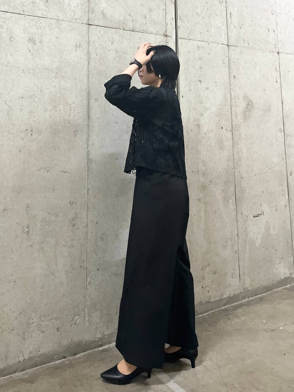 シルバー系のショルダーバッグ、ブラック系のシャツ/ブラウス、ブラック系のパンプスを着用したレディースの春コーディネートの7枚目の写真