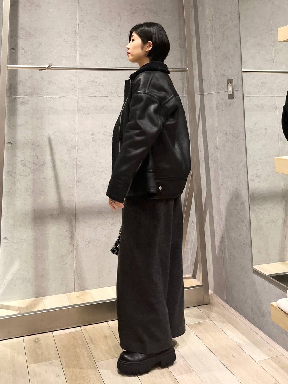 シルバー系のショルダーバッグ、グレー系のその他パンツ、ブラック系のその他アウターを着用したレディースの秋コーディネートの3枚目の写真