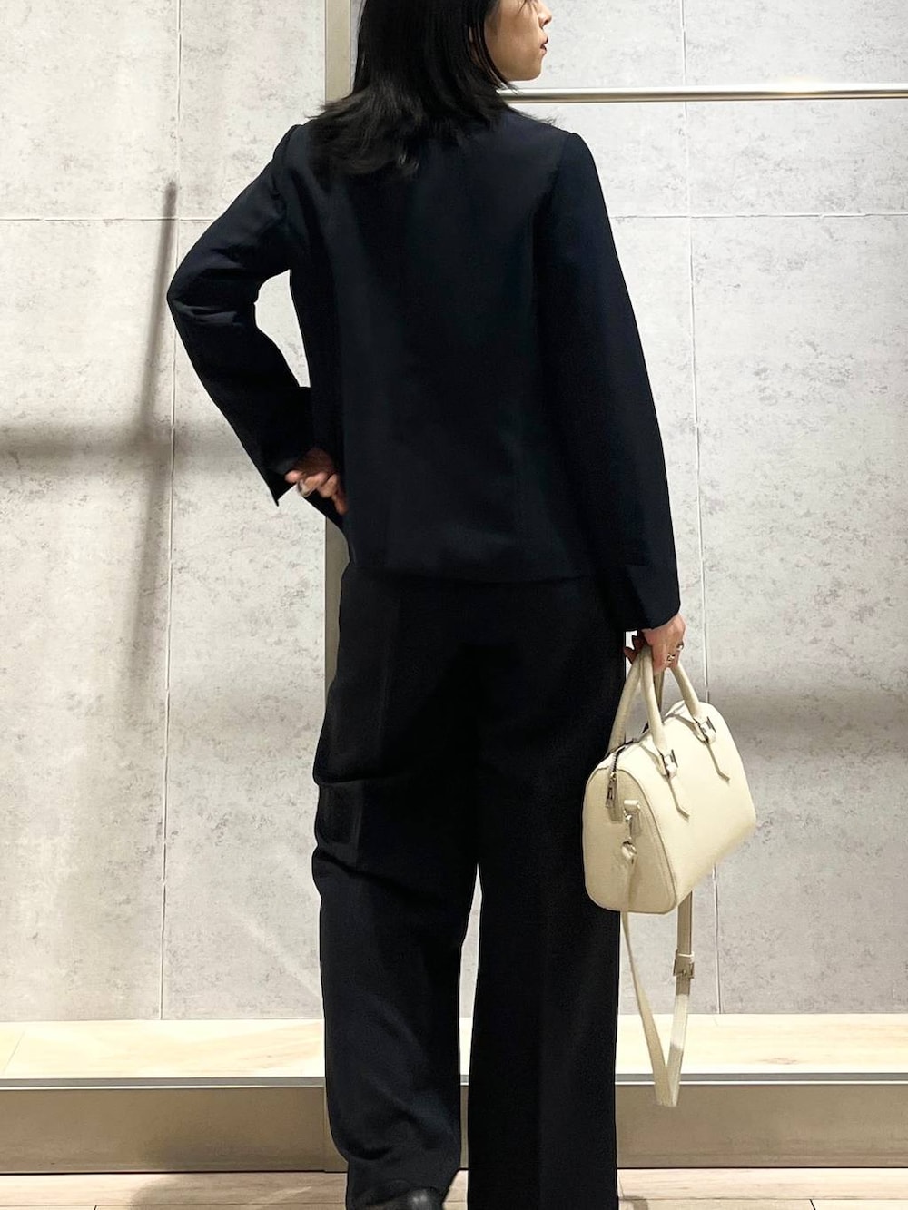 ブルー系のスーツパンツ、ブルー系のシャツ/ブラウス、ブルー系のスーツジャケットを着用したレディースの冬コーディネートの6枚目の写真