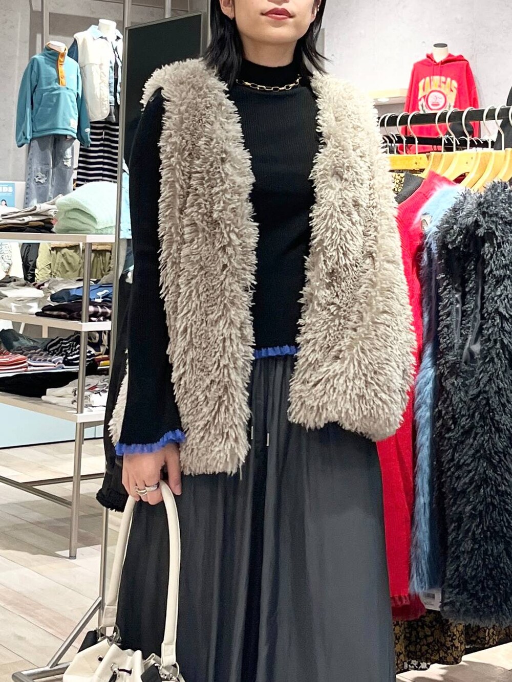 ホワイト系のショルダーバッグ、グレー系のその他パンツ、ブラック系のブーツを着用したレディースの秋コーディネートの8枚目の写真