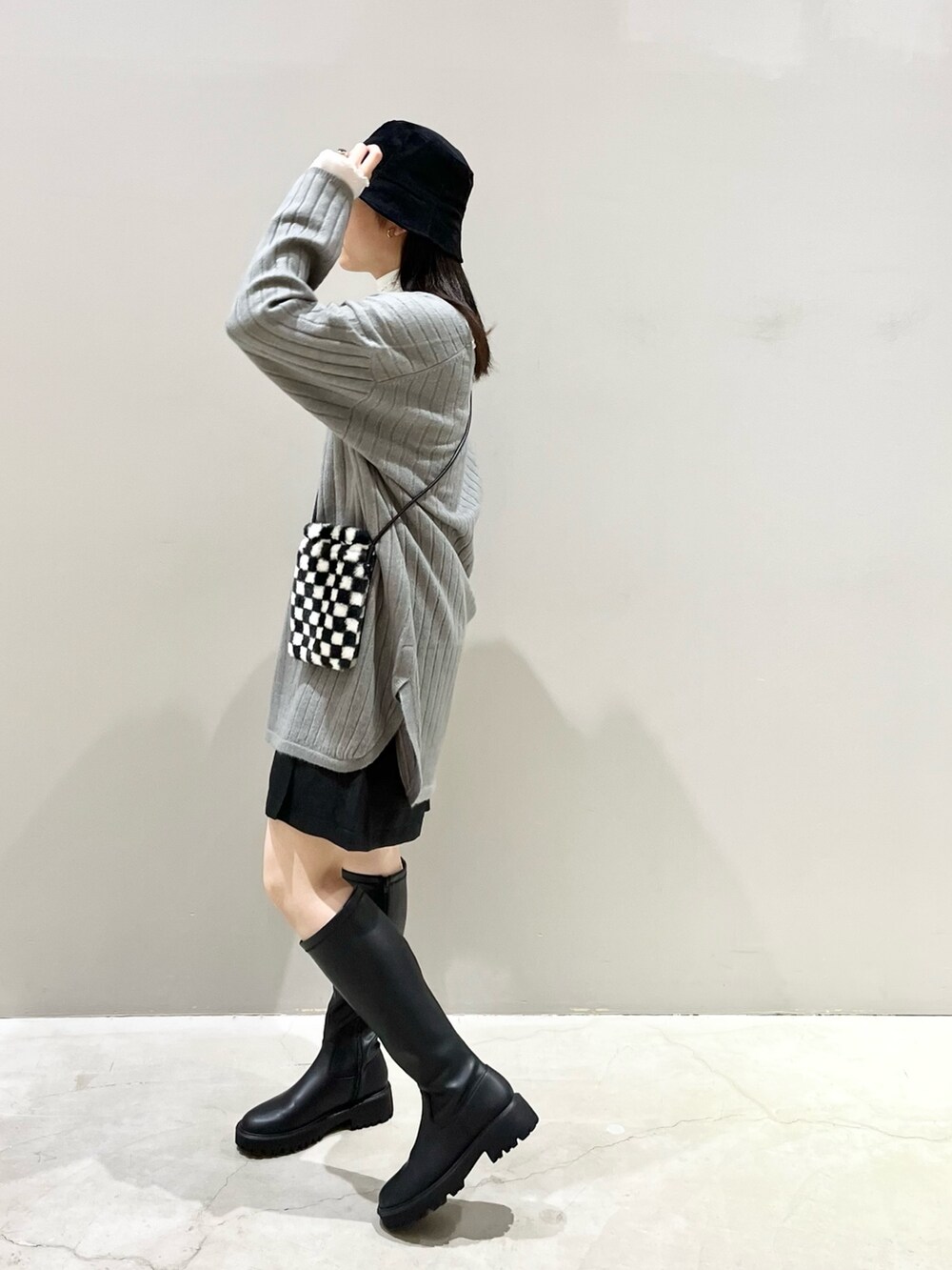 「LEPSIM、レプシィム(LEPSIM)、シンプルコーデ、厚底シューズ、ロングブーツ、ニット、レイヤードスタイル、韓国ファッション、ショートパンツ、ハーフパンツ、きれいめカジュアル、レザー、秋冬コーデ、ニットワンピース、チェック」｜「LEPSIMのアソートスマホショルダー　344203（ショルダーバッグ、その他）」を使った、エムアイさん（レディース・162cm）の秋コーディネートの3枚目の写真