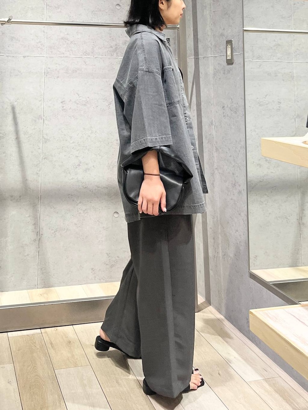 グレー系のシャツ/ブラウス、レッド系のTシャツ/カットソー、グレー系のその他パンツを着用したレディースの夏コーディネートの4枚目の写真