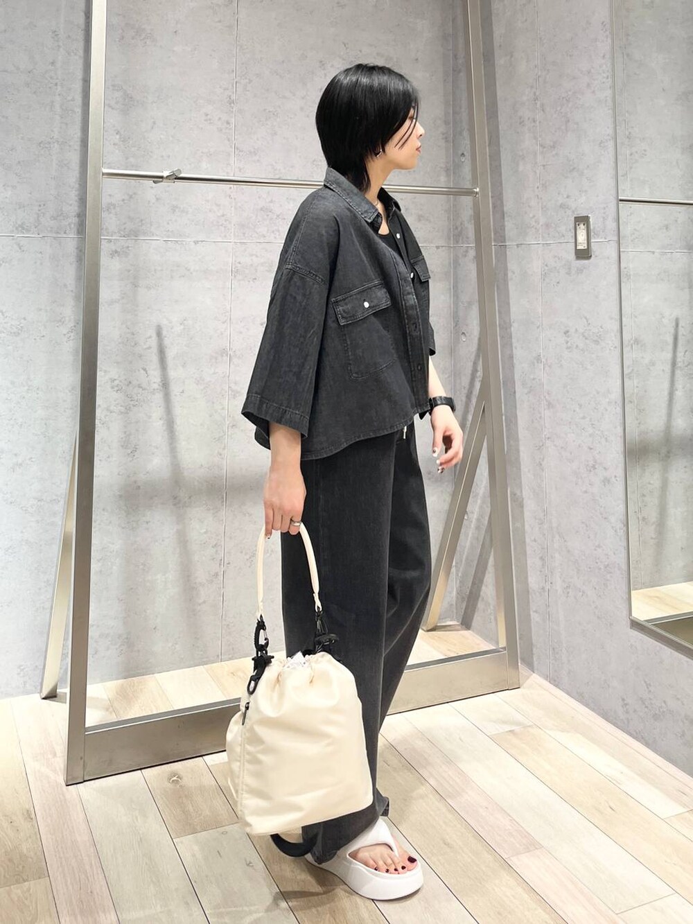 ホワイト系のサンダル、ブラック系のシャツ/ブラウス、ブラック系のシャツ/ブラウスを着用したレディースの春コーディネートの6枚目の写真