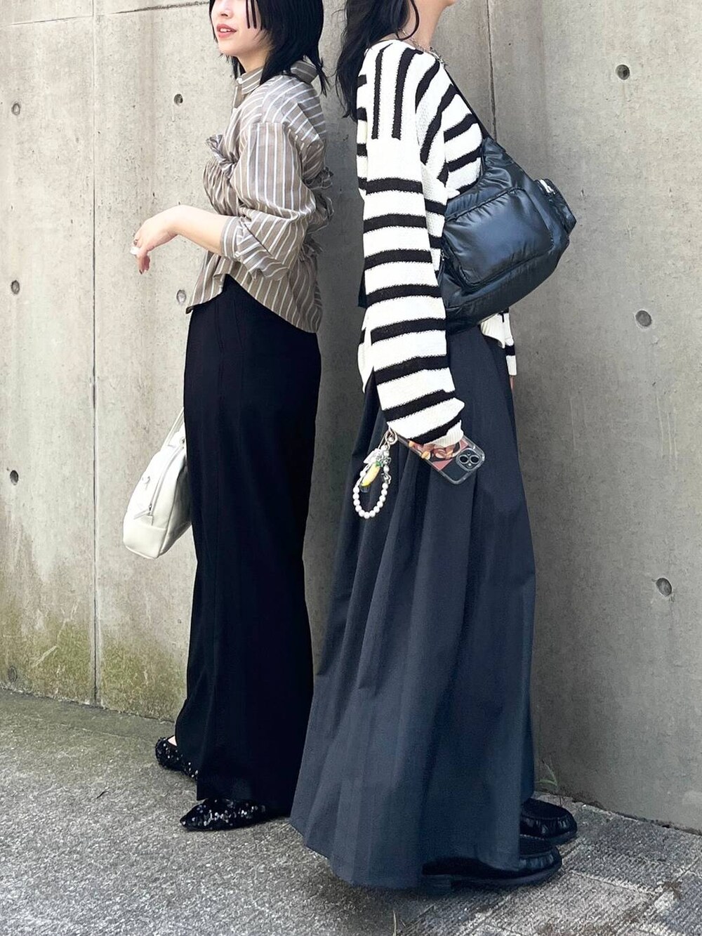 ブラック系のニット/セーター、ブラック系のショルダーバッグ、ブラック系のパンプスを着用したレディースの夏コーディネートの3枚目の写真