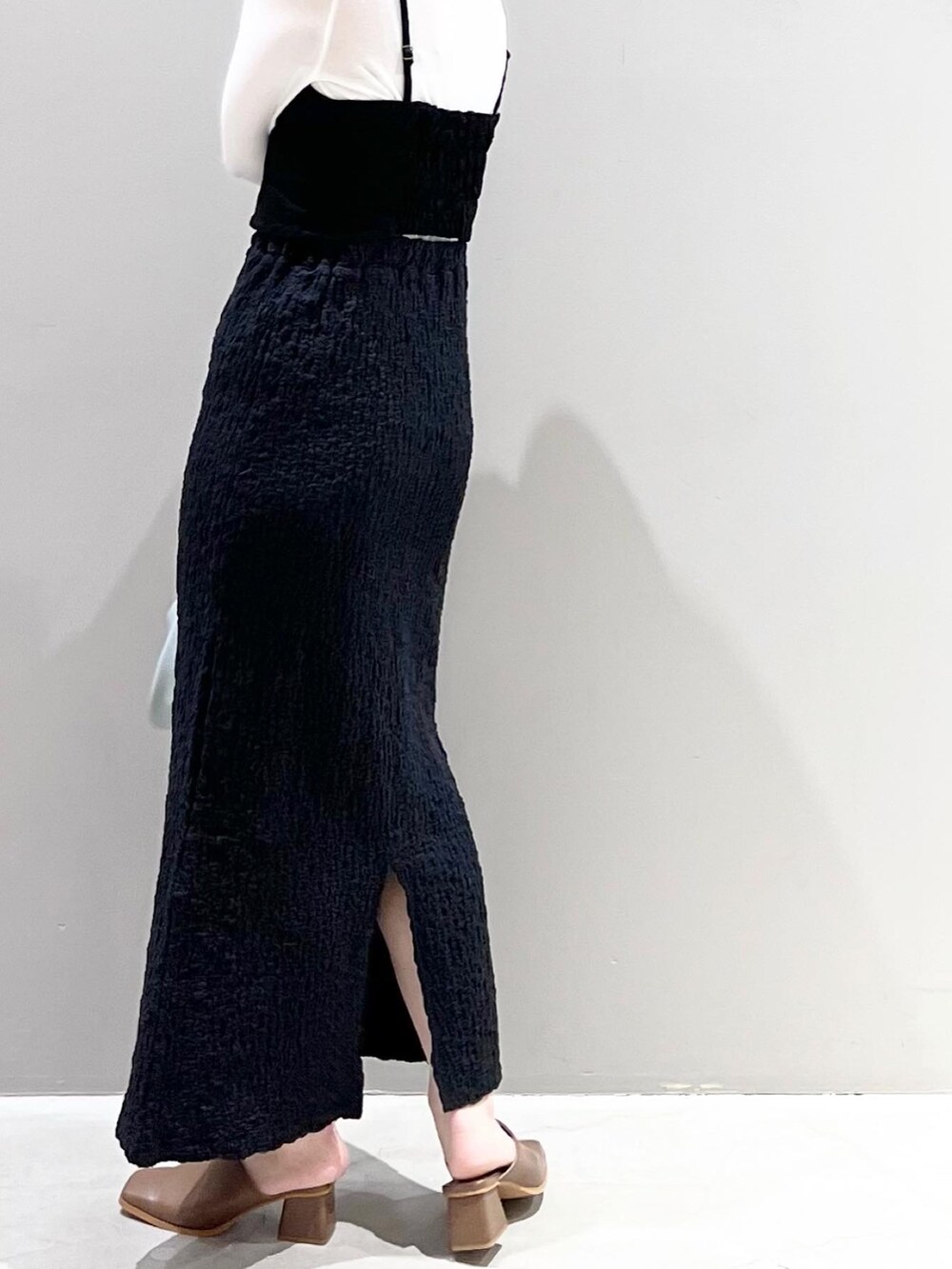 ブラウン系のサンダル、ブルー系のショルダーバッグ、ホワイト系のTシャツ/カットソーを着用したレディースの春コーディネートの5枚目の写真