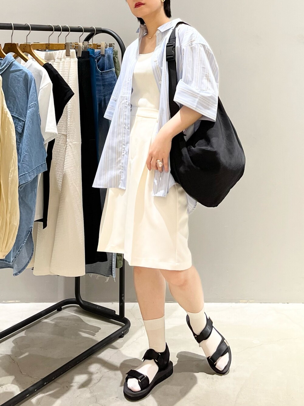 ブラック系のサンダル、ホワイト系のその他パンツ、ブルー系のシャツ/ブラウスを着用したレディースの夏コーディネートの4枚目の写真