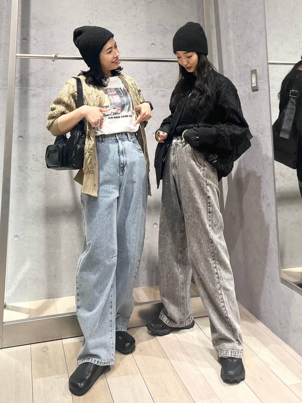 ブルー系のデニムパンツ、ブラック系のショルダーバッグ、グレー系のデニムパンツを着用したレディースの春コーディネートの4枚目の写真