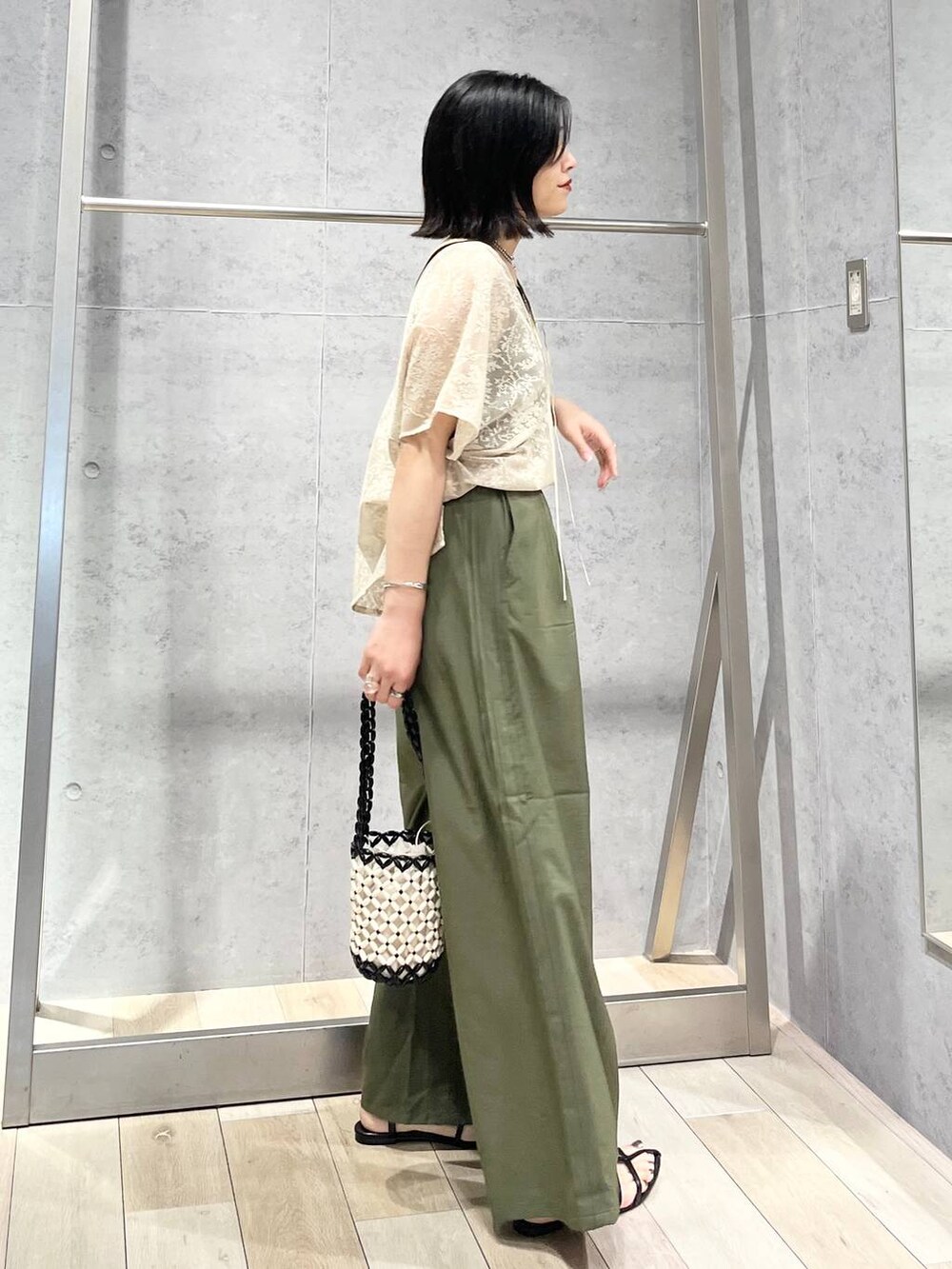 ブラック系のタンクトップ、ブラック系のサンダル、グリーン系のその他パンツを着用したレディースの夏コーディネートの5枚目の写真