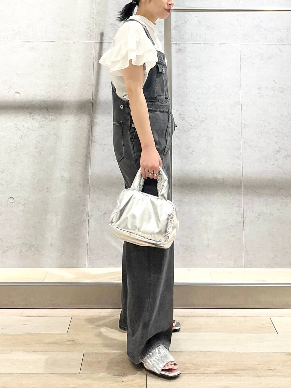 ホワイト系のシャツ/ブラウス、グレー系のサンダルを着用したレディースの夏コーディネートの5枚目の写真