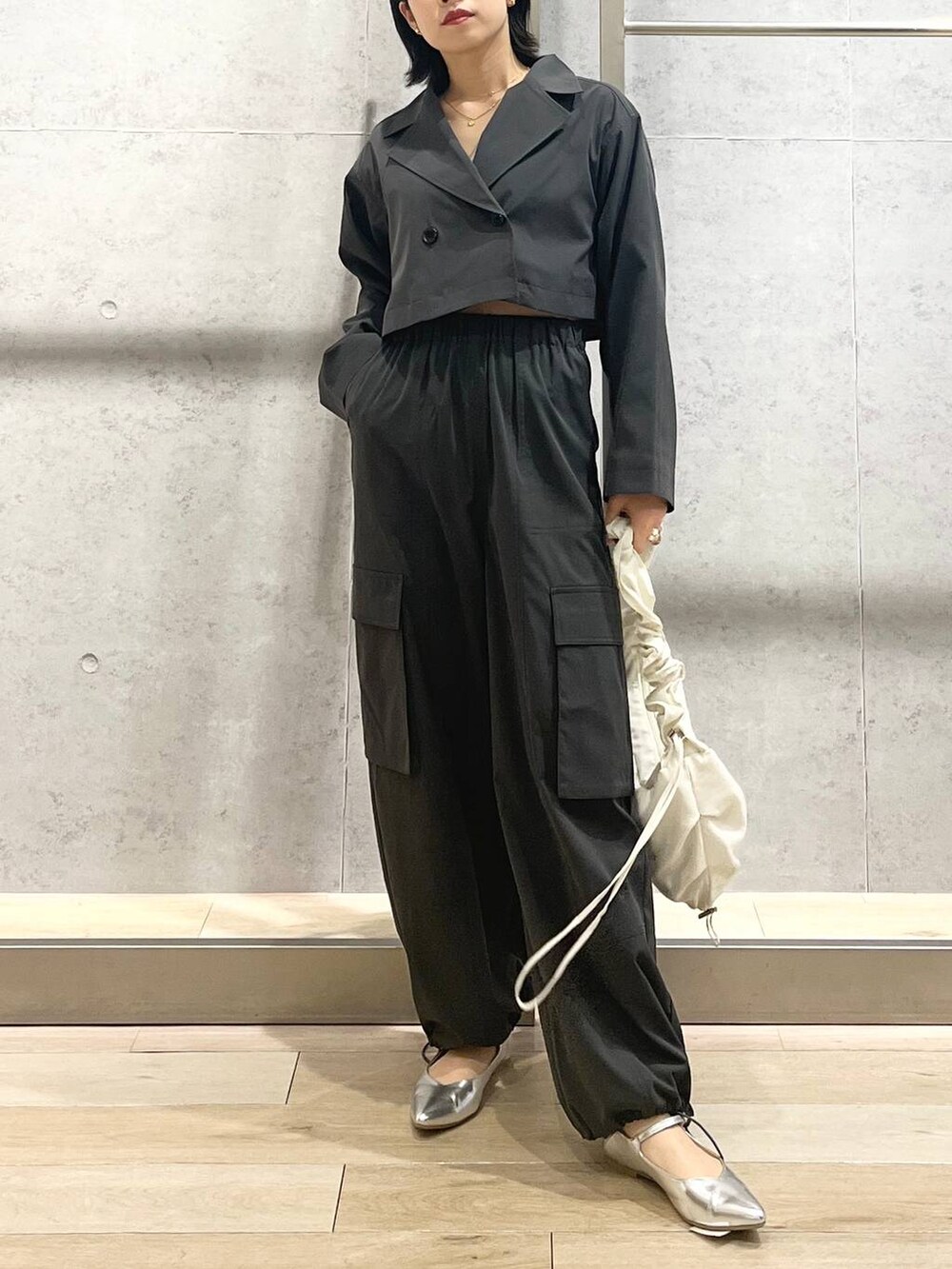 「LEPSIM、アウター、トレンチコート、ワイドパンツ、ミリタリー、セットアップ、パンプス、ショルダーバッグ、シンプルコーデ、ストリート、モノトーン、シルバー、ワントーンコーデ、ショート丈トップス、ミリタリーパンツ」｜「LEPSIMのワイドカーゴポケットパンツ　987520（カーゴパンツ、グレー系）」を使った、エムアイさん（レディース・162cm）の冬コーディネートの2枚目の写真