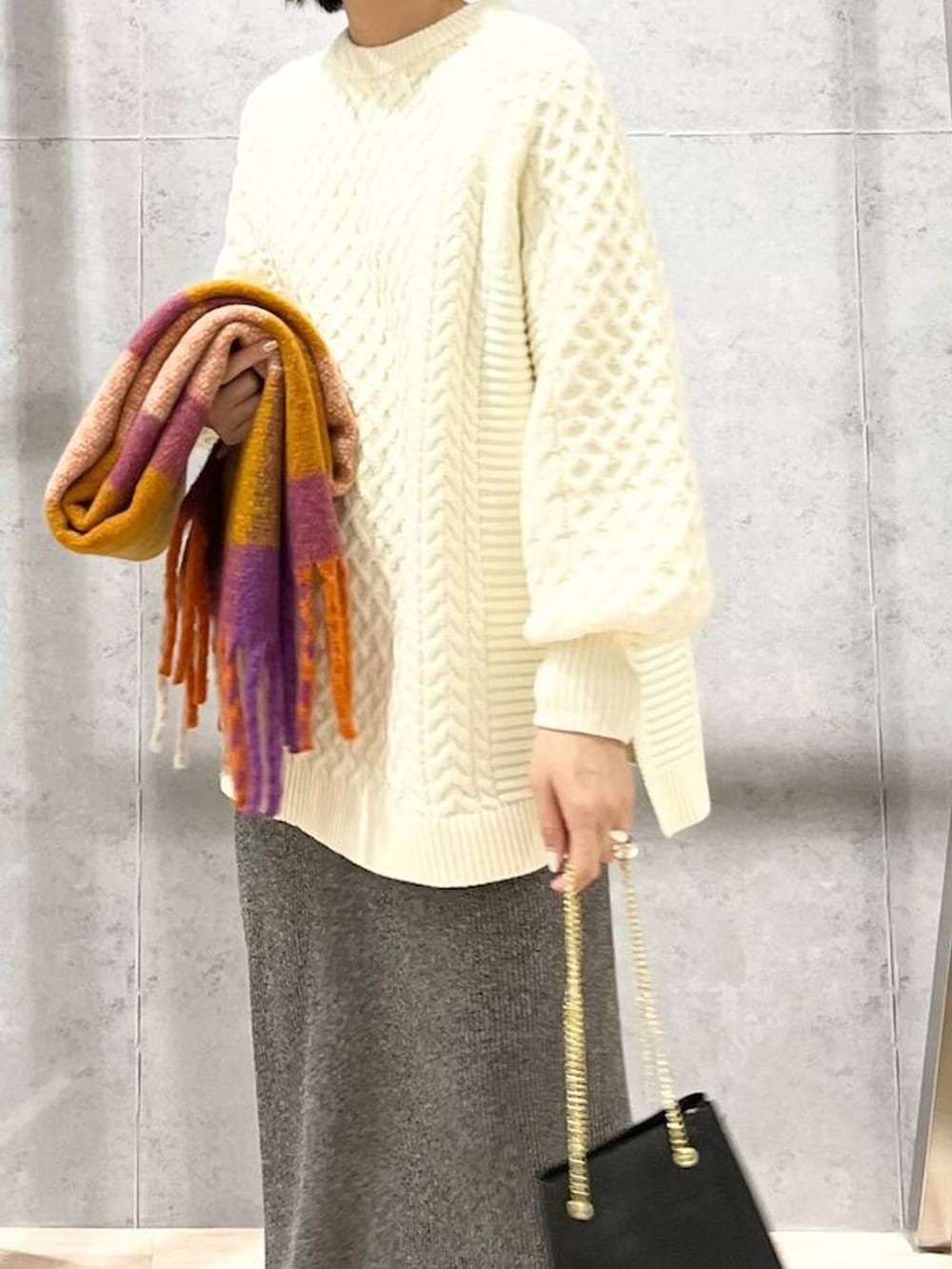 ブラック系のショルダーバッグ、ブラック系のブーツ、ホワイト系のその他トップスを着用したレディースの秋コーディネートの4枚目の写真