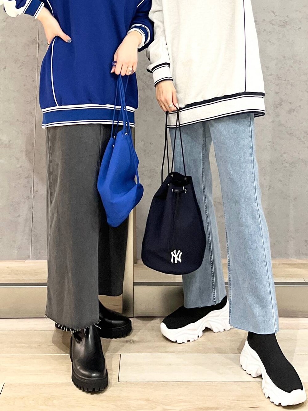 グレー系のTシャツ/カットソー、ブルー系のTシャツ/カットソー、ホワイト系のTシャツ/カットソーを着用したレディースの冬コーディネートの4枚目の写真