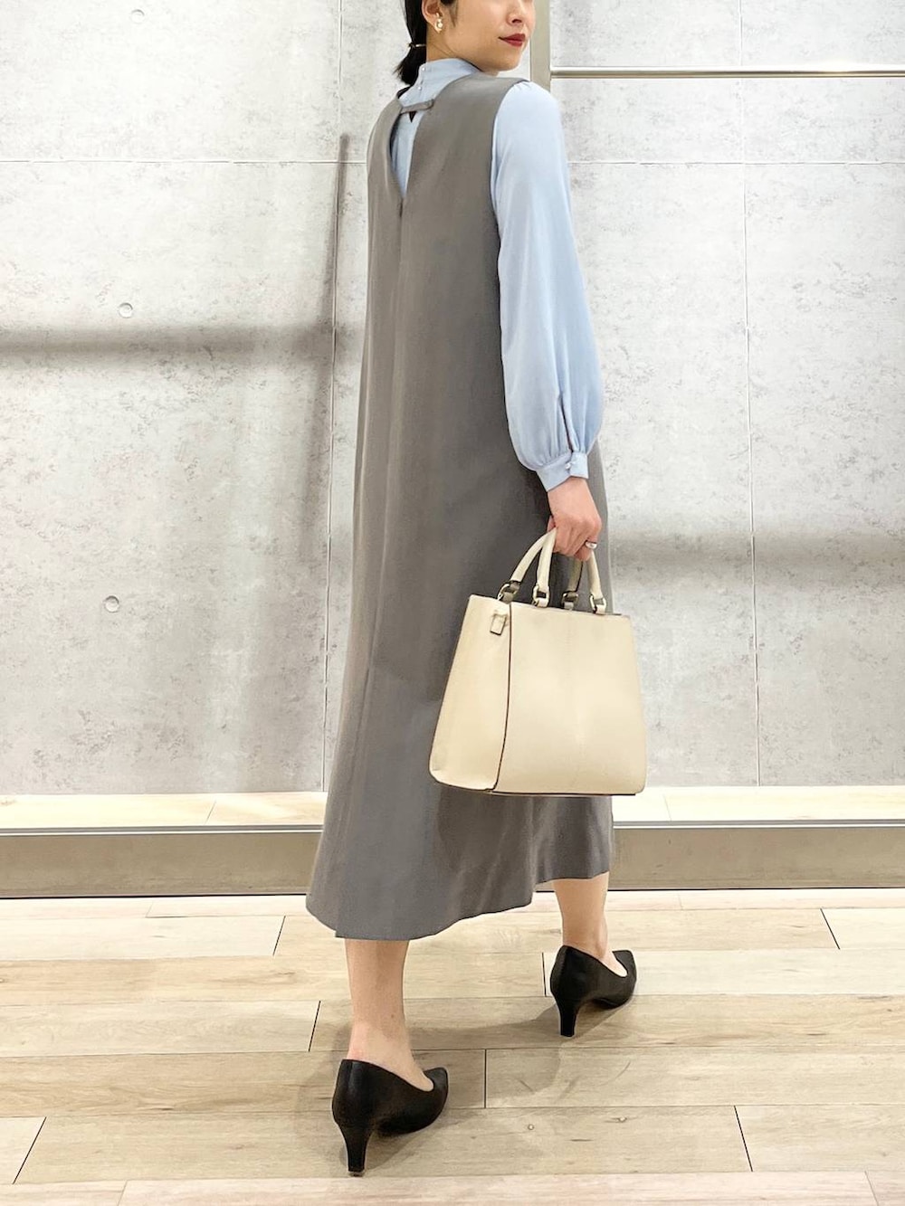 ブルー系のシャツ/ブラウス、ホワイト系のショルダーバッグ、ブラック系のパンプスを着用したレディースの冬コーディネートの5枚目の写真