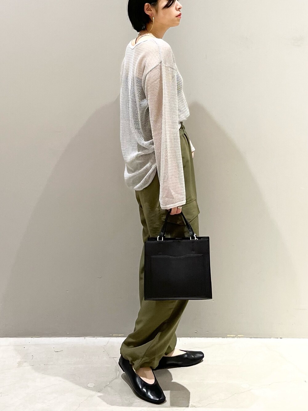 「LEPSIM、レプシィム(LEPSIM)、メッシュ、メッシュニット、ナイロンパンツ、カーゴパンツ、シアートップス、パンプス、ミリタリー、ショルダーバッグ、ハンドバッグ、キャミソール、きれいめカジュアル、シンプルコーデ、秋コーデ」｜「LEPSIMの4つの嬉しい機能付き！シアワセパンプス　295881（パンプス、ブラック系）」を使った、エムアイさん（レディース・162cm）の夏コーディネートの4枚目の写真