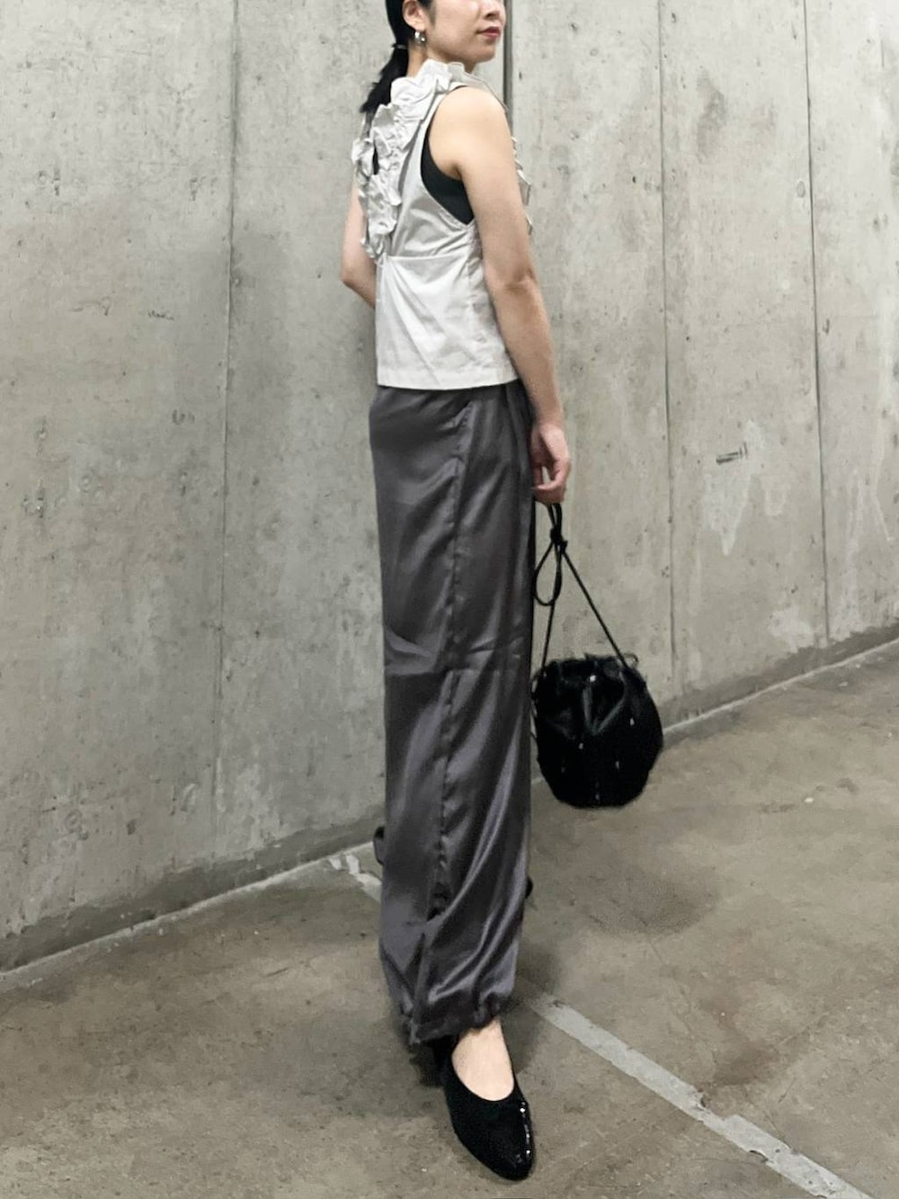 グレー系のその他パンツ、ブラック系のバレエシューズ、グレー系のタンクトップを着用したレディースの夏コーディネートの4枚目の写真