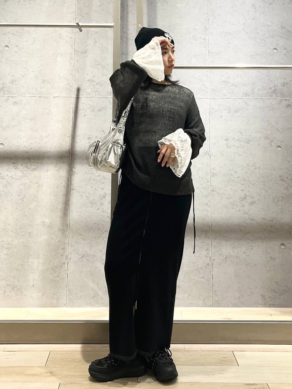 シルバー系のショルダーバッグ、ブラック系のスカート、ホワイト系のTシャツ/カットソーを着用したレディースの秋コーディネートの6枚目の写真