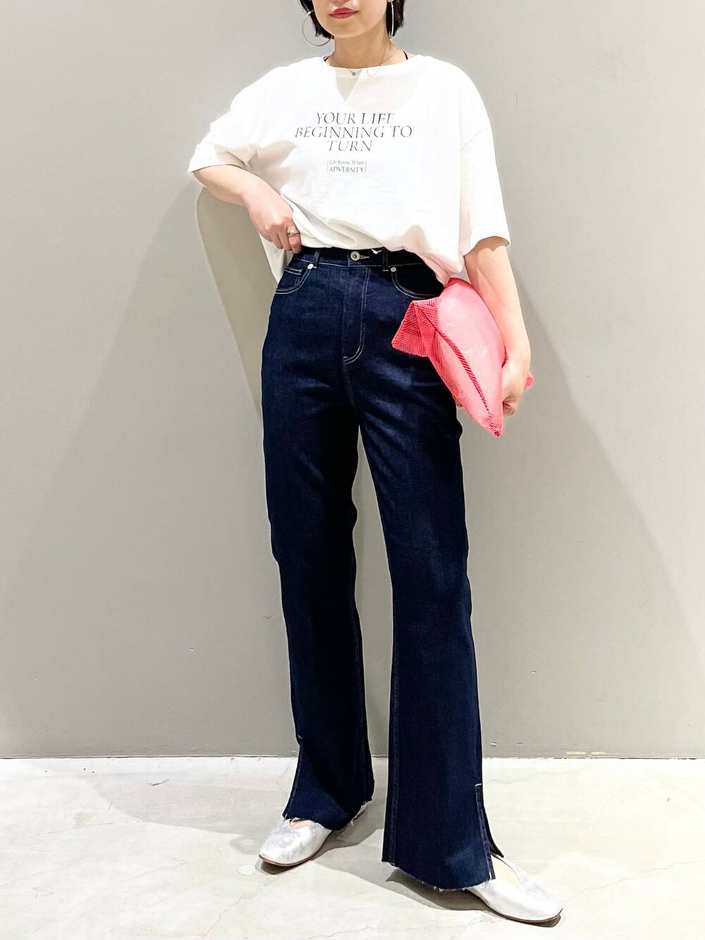 ホワイト系のTシャツ/カットソー、グレー系のパンプス、ブルー系のデニムパンツを着用したレディースの夏コーディネートの8枚目の写真