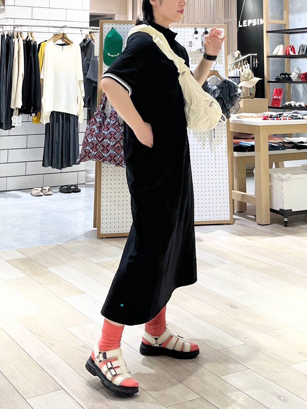 ホワイト系のショルダーバッグ、ホワイト系のサンダル、ブラック系のマタニティウェア/グッズを着用したレディースの夏コーディネートの3枚目の写真