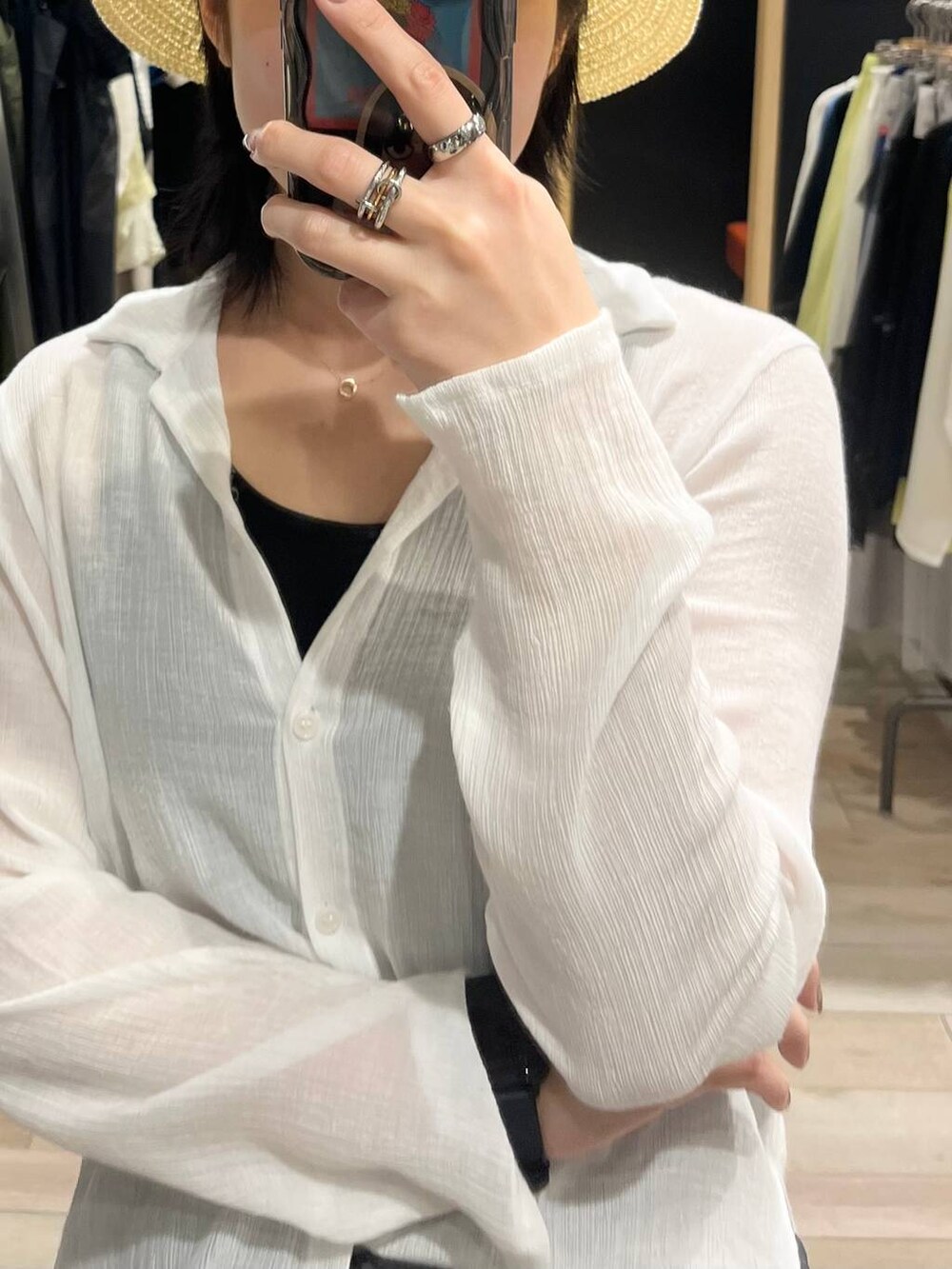 ブラック系のサンダル、ホワイト系のシャツ/ブラウス、グレー系のスカートを着用したレディースの夏コーディネートの3枚目の写真