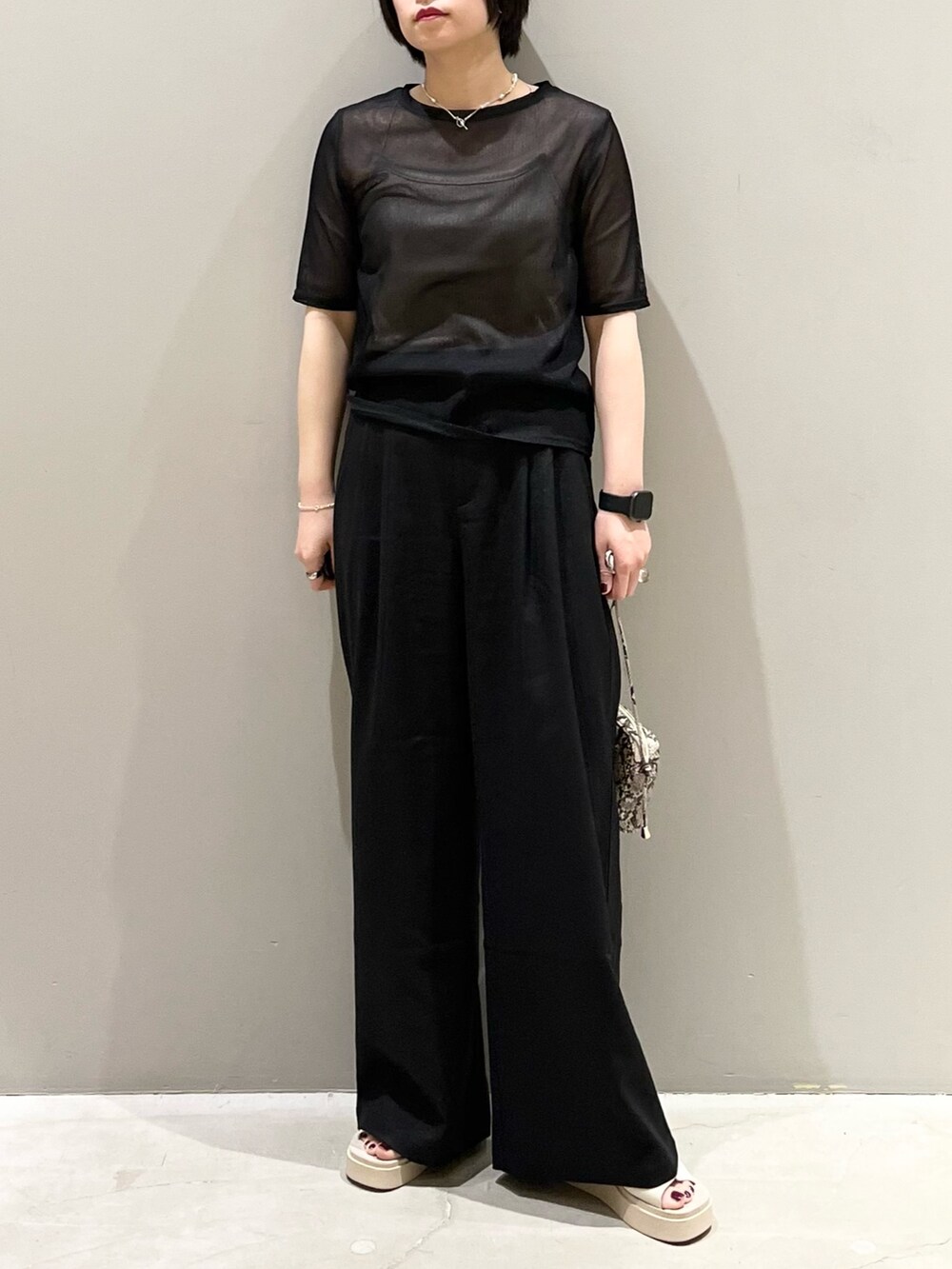 ブラック系のその他パンツ、ベージュ系のサンダル、ブラック系のTシャツ/カットソーを着用したレディースの夏コーディネートの7枚目の写真