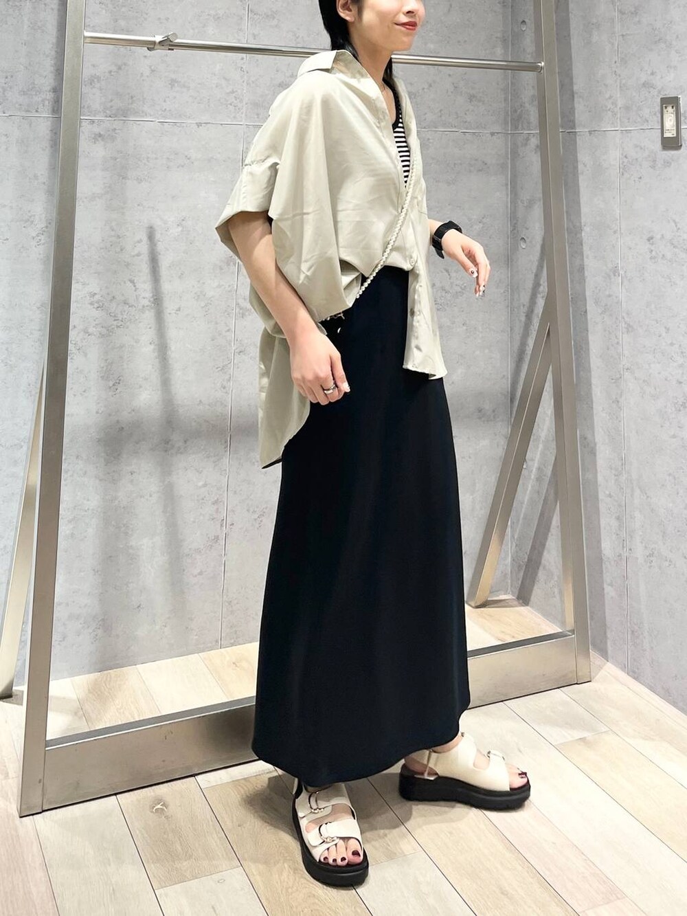 「シャツ、カジュアル、モード、ベーシック/シンプル、デート/ロマンティック、楽ちんコーデ、女子会、きれいめカジュアル_LEPSIM、LEPSIM、シャツスタイル、タンクトップ、スカート、ロングスカート、サンダル、ネックレス」｜「LEPSIMの【WEB限定カラーあり】ポンチナロースカート　109542（スカート、ブラック系）」を使った、エムアイさん（レディース・162cm）の春コーディネートの6枚目の写真
