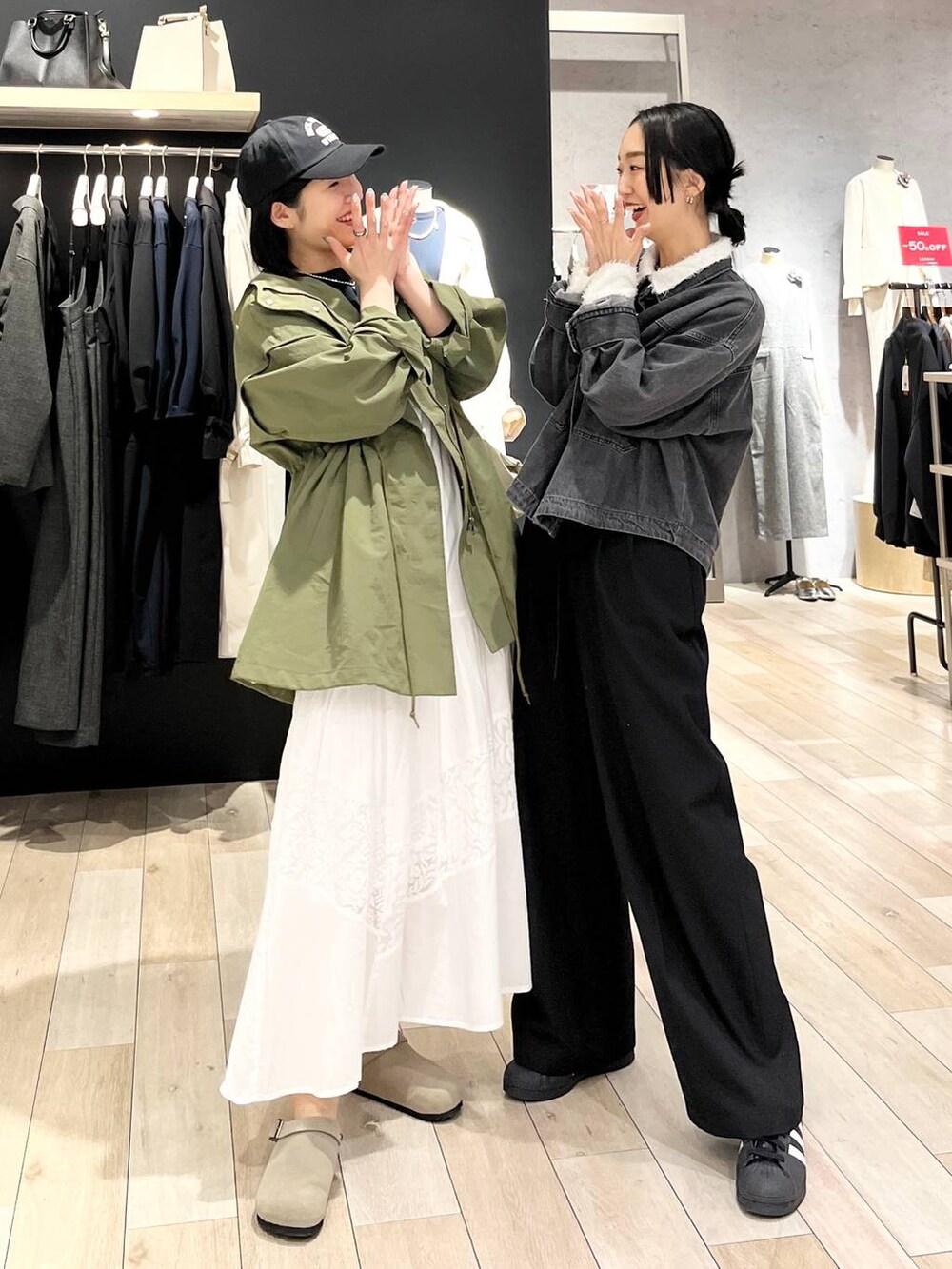 ホワイト系のシャツ/ブラウス、グレー系のシャツ/ブラウス、グリーン系のその他アウターを着用したレディースの春コーディネートの4枚目の写真