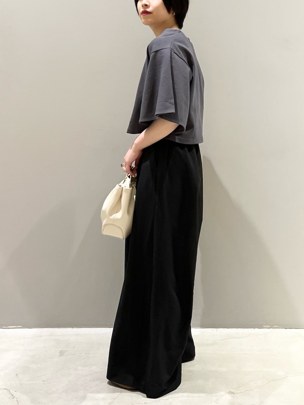 グレー系のTシャツ/カットソー、ブラック系のその他パンツ、ホワイト系のバッグを着用したレディースの春コーディネートの7枚目の写真