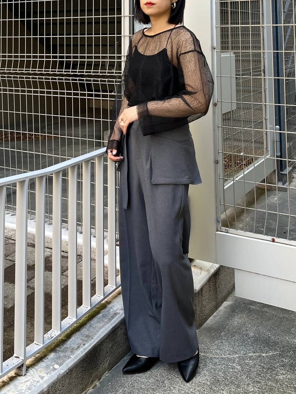 グレー系のその他パンツ、ブラック系のシャツ/ブラウス、ブラック系のパンプスを着用したレディースの冬コーディネートの2枚目の写真