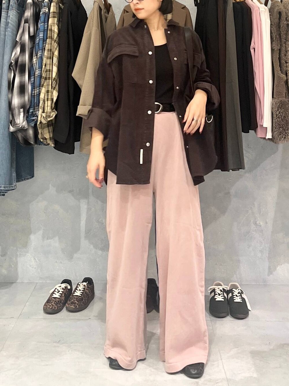 ピンク系のスウェットパンツ、ブラック系のショルダーバッグ、ブラウン系のシャツ/ブラウスを着用したレディースの秋コーディネートの2枚目の写真