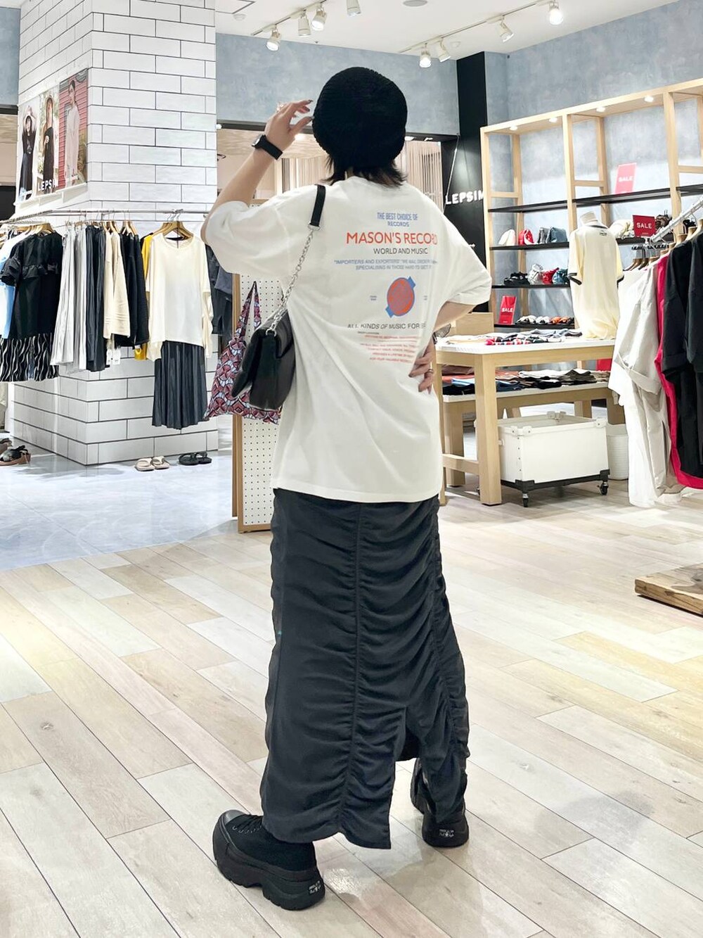 「ロングスカート、カジュアル、モード、ベーシック/シンプル、デート/ロマンティック、楽ちんコーデ、女子会、きれいめカジュアル_LEPSIM、LEPSIM、Tシャツ、スカート、ニット帽、ショルダーバッグ、バッグ、夏コーデ」｜「LEPSIMのパデット2WAYショルダー　103831（ショルダーバッグ、ブラック系）」を使った、エムアイさん（レディース・162cm）の夏コーディネートの5枚目の写真