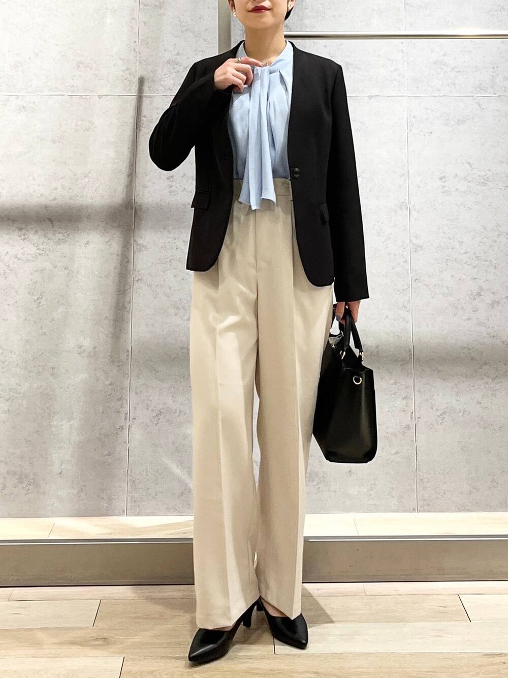 ブルー系のシャツ/ブラウス、ブラック系のノーカラージャケット、ブラック系のショルダーバッグを着用したレディースの冬コーディネートの2枚目の写真