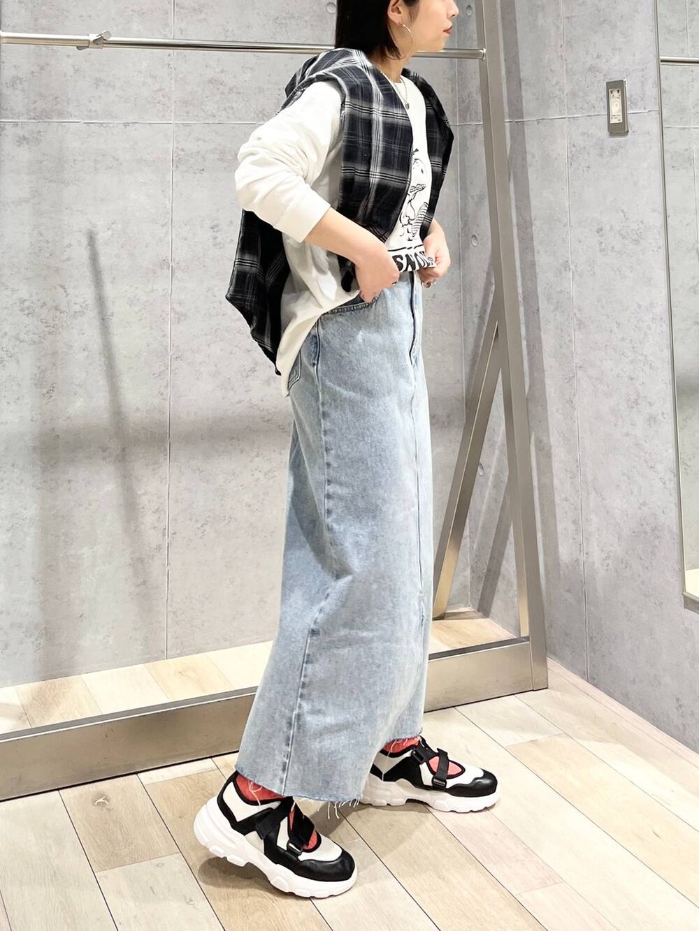 ホワイト系のTシャツ/カットソー、ブルー系のスカート、ホワイト系のスニーカーを着用したレディースの冬コーディネートの5枚目の写真